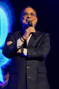 En Santiago se comenta: el Caballero de la Salsa, Gilberto Santa Rosa, tiene nuevo show